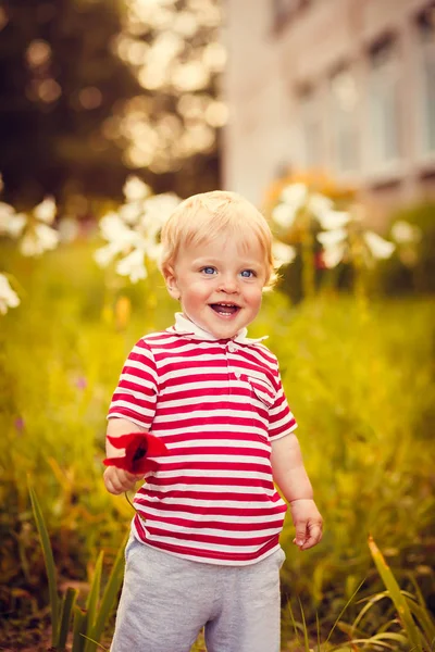 幸せな夏の少年 — ストック写真