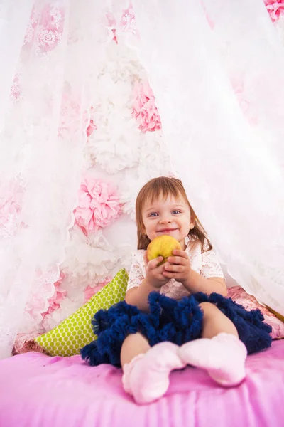 Menina bonita pequena — Fotografia de Stock