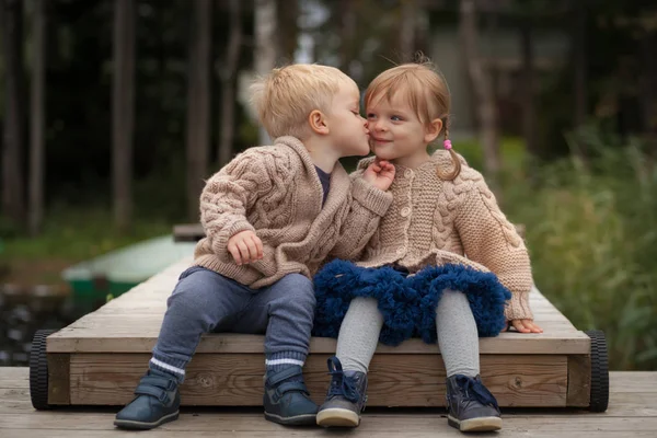 Смішні близнюки хлопчик і дівчинка — стокове фото