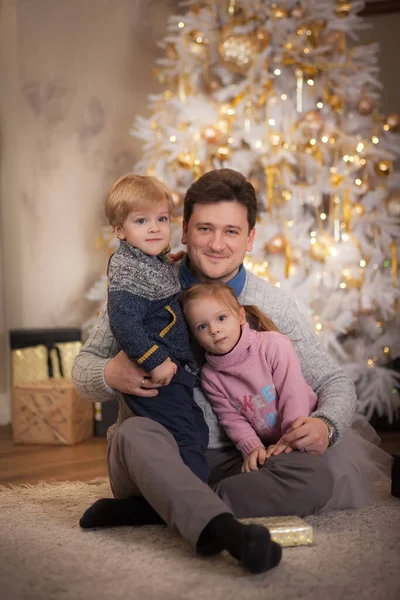 Père heureux avec des enfants — Photo