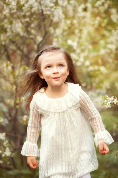 Funny girl in sprig park — Stock Photo, Image