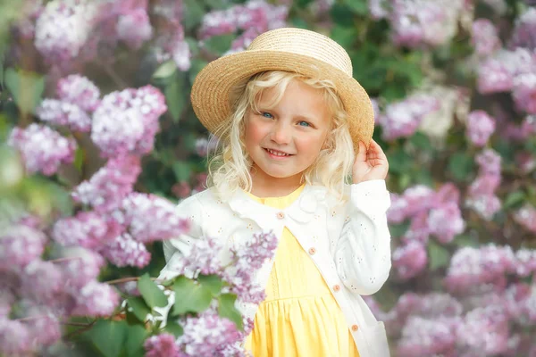 Menina doce no jardim da primavera — Fotografia de Stock