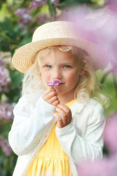Sweet girl in spring garden — Stok fotoğraf