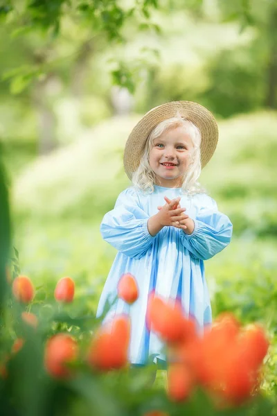 Dolce ragazza nel giardino primaverile — Foto Stock