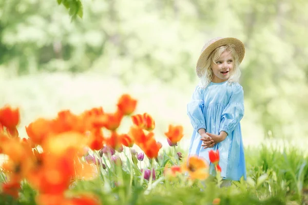 Sladká dívka v jarní zahradě — Stock fotografie