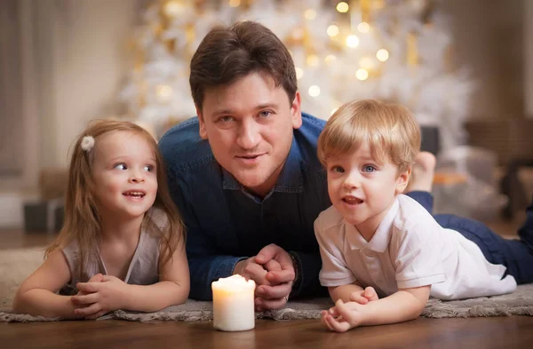 Père heureux avec des enfants Images De Stock Libres De Droits