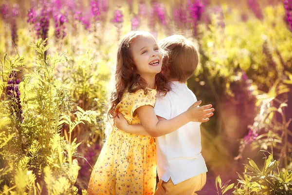 Feliz Gemelos Chico Chica Prado Soleado Con Flores Verano —  Fotos de Stock