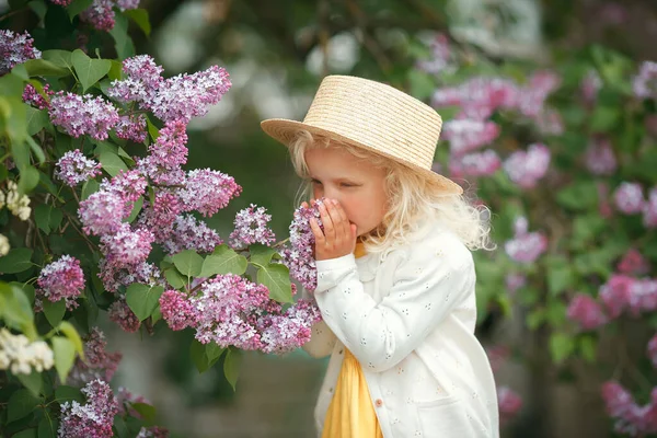 Vacker Liten Flicka Med Blont Lockigt Hår Vår Blommande Trädgård Royaltyfria Stockbilder