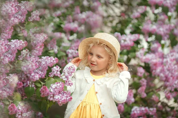 Mooi Klein Meisje Met Blond Krullend Haar Lente Bloeiende Tuin Stockfoto