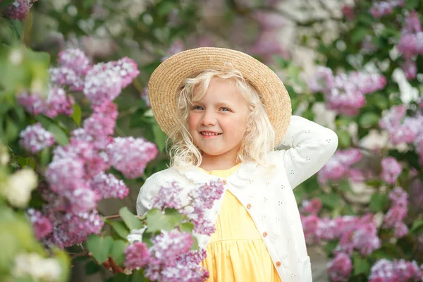 Vacker Liten Flicka Med Blont Lockigt Hår Vår Blommande Trädgård Royaltyfria Stockfoton