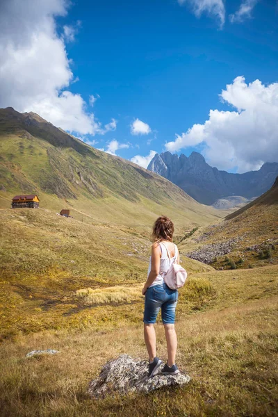 Tourist Girl Beautiful Mountains Sno Valley Juta Village Chaukhi Pass — Stock Photo, Image