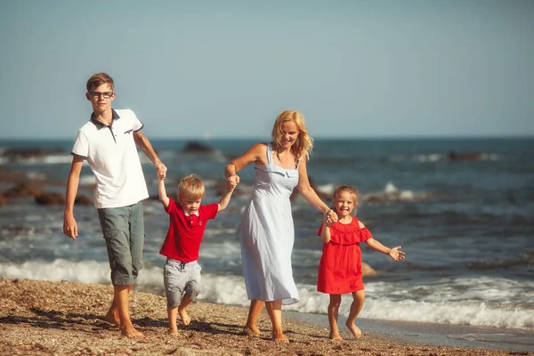 Счастливая Семья Красном Веселится Море — стоковое фото