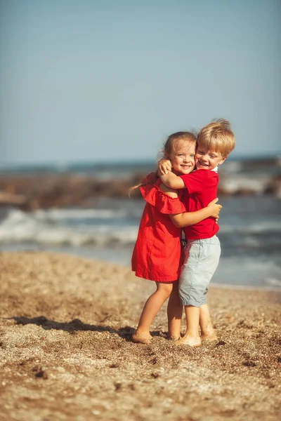 Joyeux Jumeaux Garçon Fille Mer — Photo