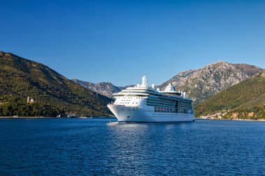 Karadağ 'ın Kotor Körfezi' nde yolcu gemisi