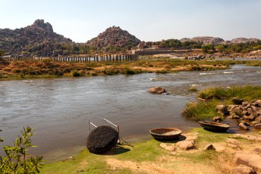 Tungabhadra Nehri 'ndeki mantar tekneleri, Hampi harabeleri, Hindistan