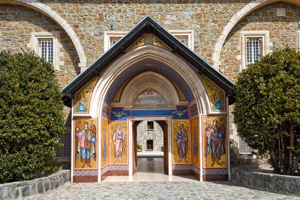 Vstup do Svatého kláštera Kykkos v pohoří Troodos na Kypru — Stock fotografie