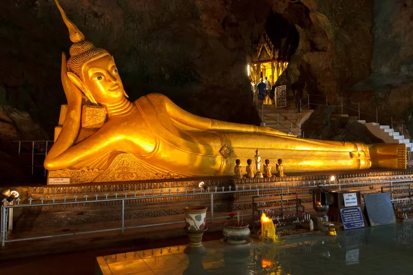 Szobor a fekvő Buddha, Phang Nga, Phuket sziget, Thaiföld. — Stock Fotó