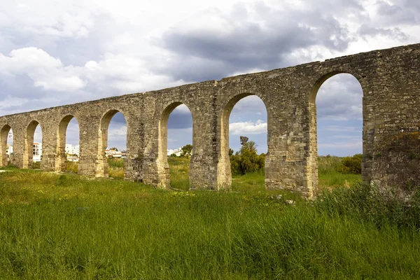 Acueducto antiguo de Kamares en Larnaca, Chipre . — Foto de Stock