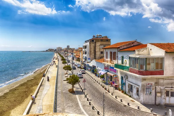 Променад у Ларнаці в сонячний день на Кіпрі. Ліцензійні Стокові Зображення