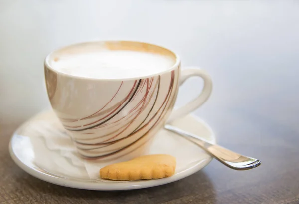 Koffiekopje op een tafel — Stockfoto