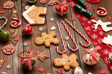 Noel kurabiyeleri ve süslemeler