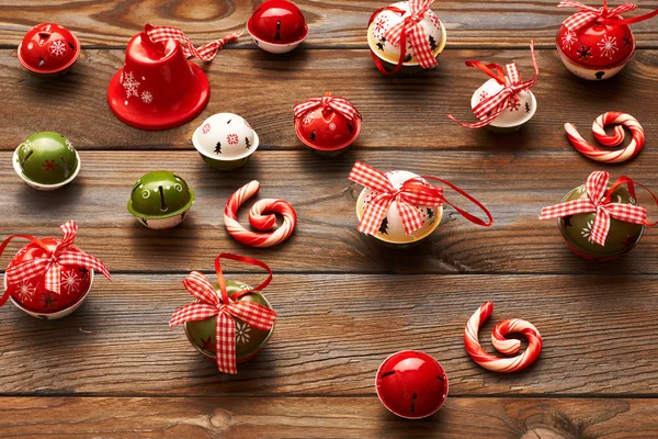 Weihnachtsglocken und Bonbons — Stockfoto