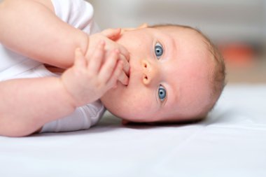 ağız elinde bebekle