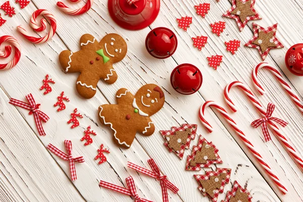 Addobbi natalizi e biscotti di pan di zenzero — Foto Stock