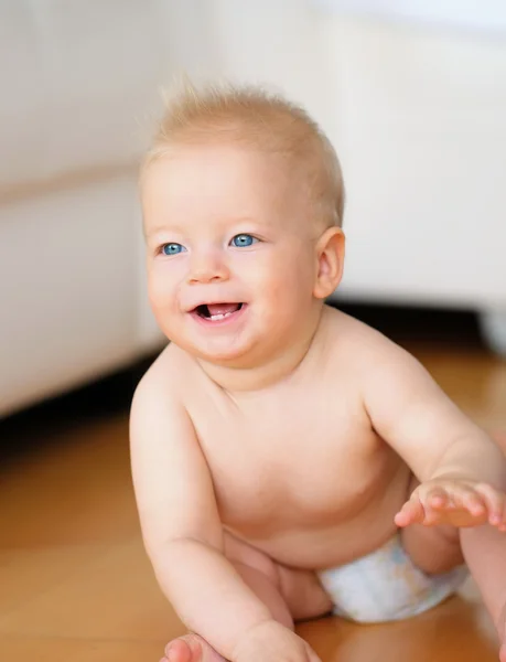 Baby met blauwe ogen — Stockfoto