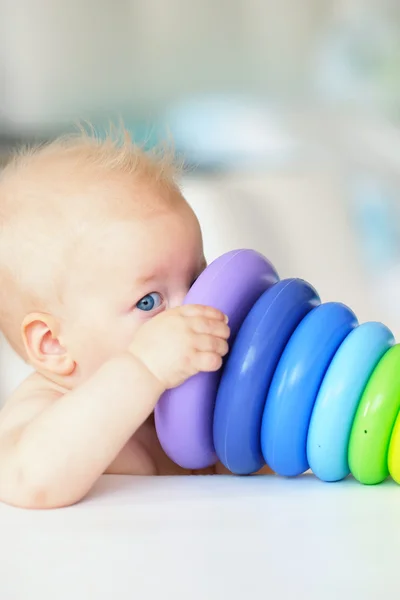 Baby med pyramid leksak — Stockfoto