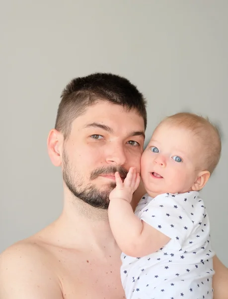 Novorozené dítě s otcem — Stock fotografie