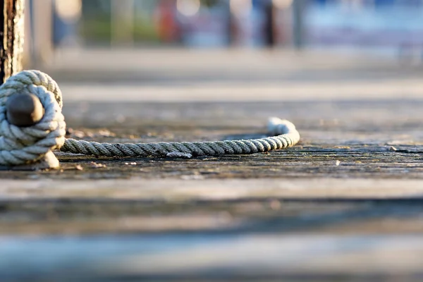 Rope on wooden jetty — Stock Photo, Image