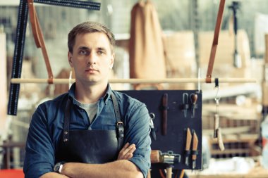 ciddi deri el sanatları Atölyesi sahibi 