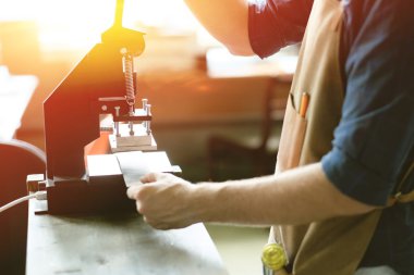 Atölye sahibi çalışması sırasında