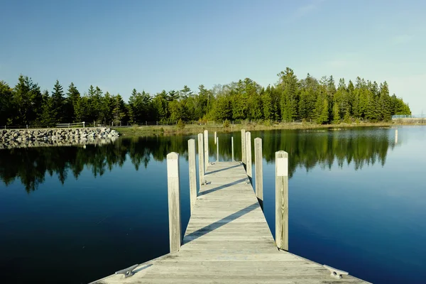 Steg am See schmerzt — Stockfoto