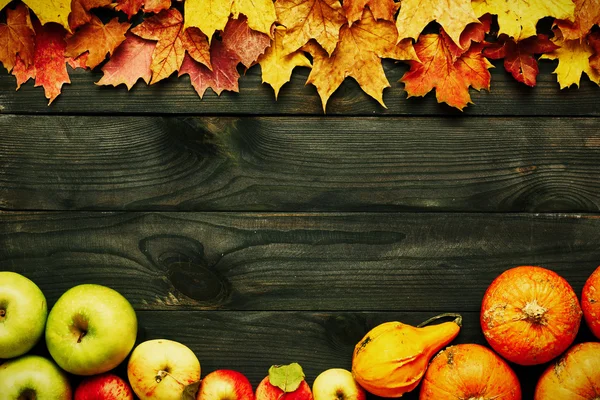Hojas de otoño, manzanas y calabazas — Foto de Stock