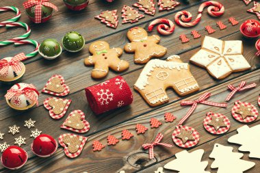 Noel kurabiyeleri ve süslemeler