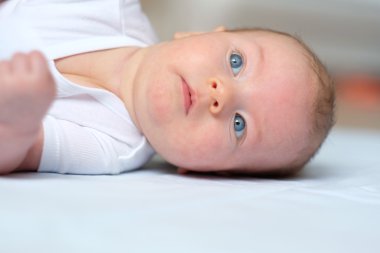 yatakta mavi gözlü bebek