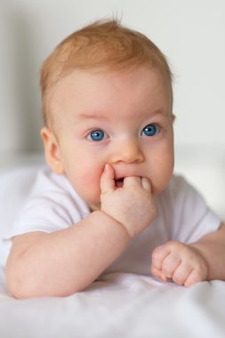 ağız içinde el ile erkek bebek