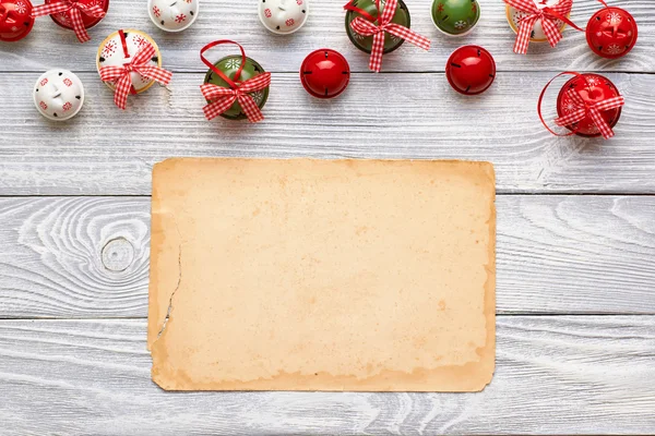 Weihnachtsglocken und Papier — Stockfoto