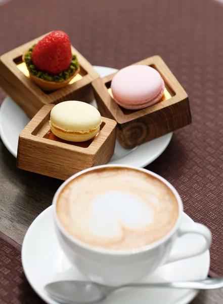 Cup of cappuccino and macaroons — Stock Photo, Image