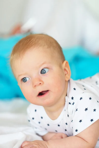 Baby med blå ögon — Stockfoto