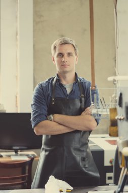 Atölye sahibi çapraz kolları olan 