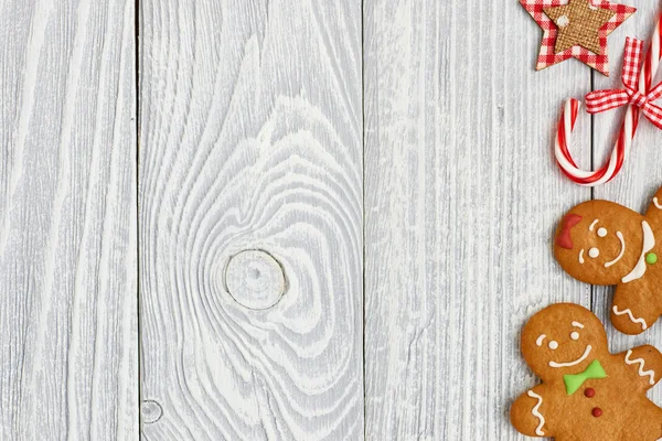 Gingerbread cookies and candy cane — Stock Photo, Image