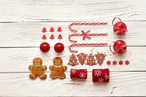 Gingerbread çerezleri ve el yapımı süsleri — Stok fotoğraf