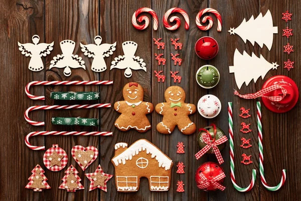Christmas decorations and gingerbread cookies — Stock Photo, Image