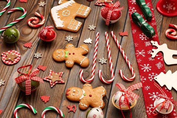 Galletas y decoraciones navideñas —  Fotos de Stock