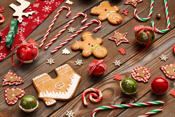 Galletas y decoraciones navideñas — Foto de Stock