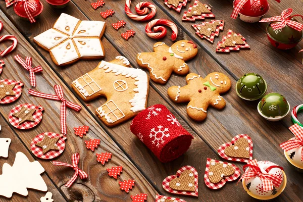 Galletas y decoraciones navideñas — Foto de Stock