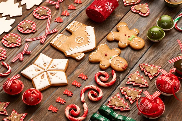 Ciasteczka świąteczne i ozdoby — Zdjęcie stockowe